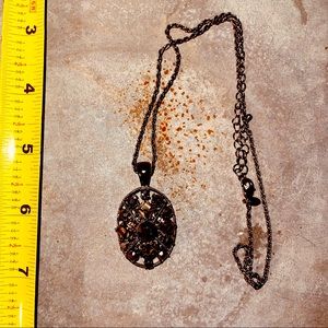 Light-catching black pendant necklace!